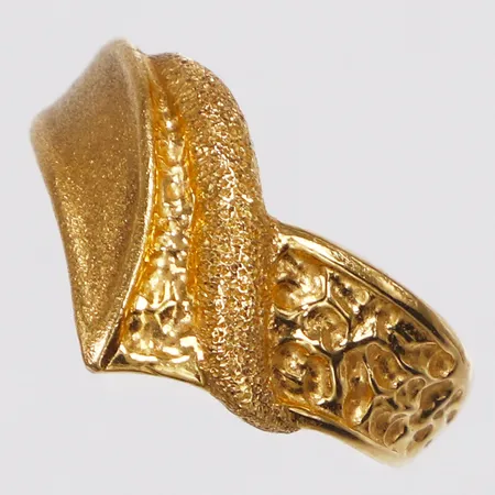 Ring, dekor, stl 17¾, bredd 1,3-11mm, 22K  Vikt: 3,3 g