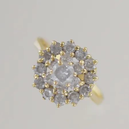 Ring med stenar , Ø16,5 mm 18k, blommans bredd 13 mm Vikt: 4,6 g