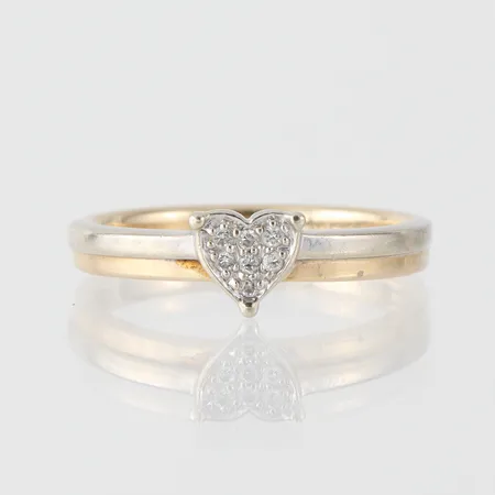 Ring med vita stenar, storlek 16 ½ mm, bredd 2.8-5.9 mm, 14k. Vikt: 2,6 g