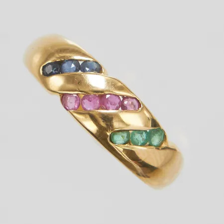 Ring, safirer, rubiner, smaragder, stl 16¾, bredd 2-5,5mm, 18K Vikt: 3,2 g