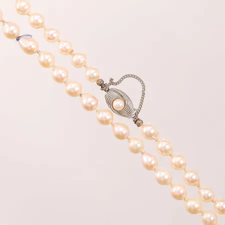 Pärlcollier, odlade pärlor, 71cm, bredd: 6,8mm, något barocka i formen samt vissa pärlor med slitage, silverlås med pärla, 925/1000 silver, säkerhetskedja Vikt: 0 g