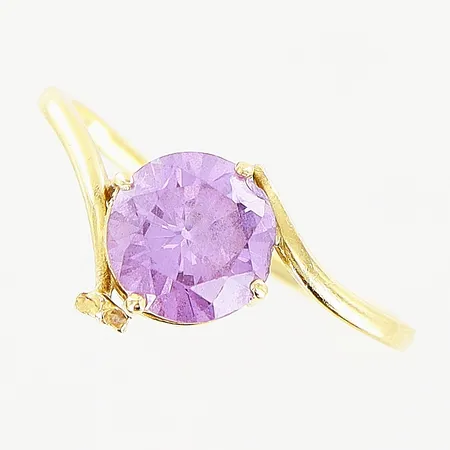 Ring, lila sten, stl 18, bredd 1-10mm, skev, defekt, 18K.  Vikt: 2,6 g