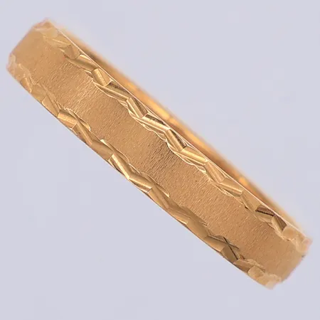 Ring slät, stl 19¼, Schalin, gravyr, 18K Vikt: 3,6 g