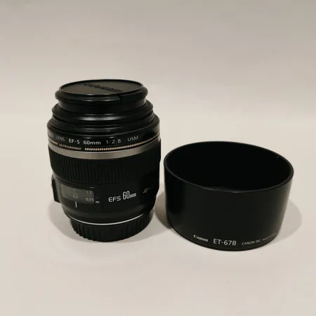 Objektiv Canon EF-S 60mm 1:2.8, serienr 06050970, motljusskydd
