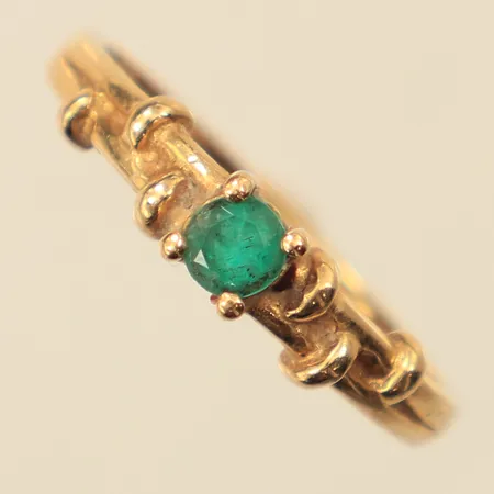 Ring med grön sten, möjligen smaragd, stl 17, bredd ca 4mm, 18K Vikt: 2 g