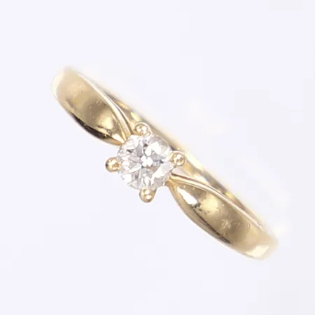 Ring med vit sten, stl 15, bredd 1-3mm, 18K  Vikt: 1,3 g
