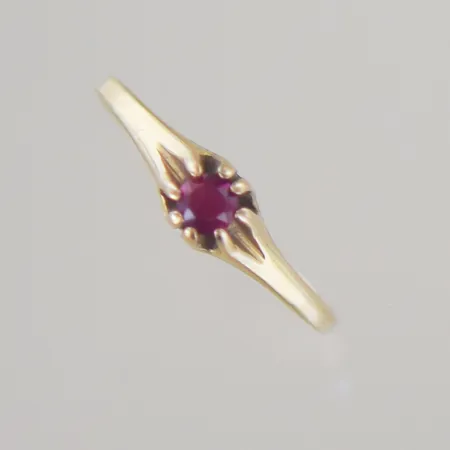 Ring med röd sten Ø 16,5 mm, 18k, stenens bredd 4mm  Vikt: 1,3 g