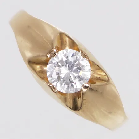 Ring, vit sten, stl 16¾, bredd 2-6,9mm, 18K  Vikt: 2,1 g