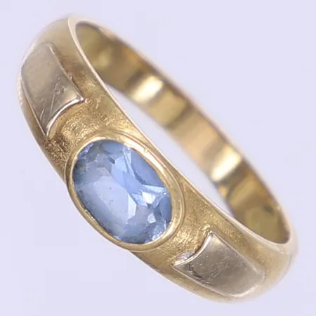 Ring med blå sten, stl 19½, bredd 3-6mm, 18K Vikt: 3,1 g