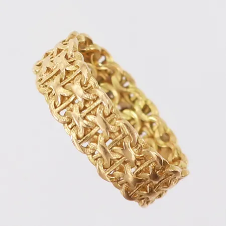 Ring X-länk med stav, stl: 16¾, bredd 6mm, 18K.  Vikt: 3,6 g
