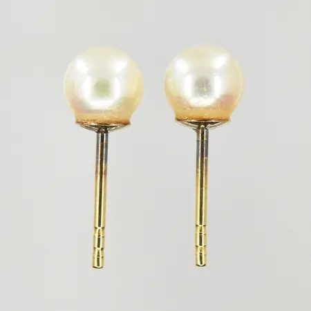 Ett par örhängen med odlade pärlor Ø6 mm, stoppar saknas, 18K. Vikt: 0,9 g