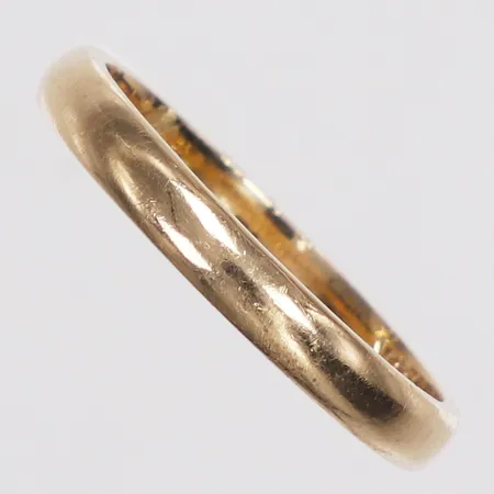 Ring, slät, stl 16½, bredd 2,6mm, gravyr, 18K  Vikt: 2,8 g