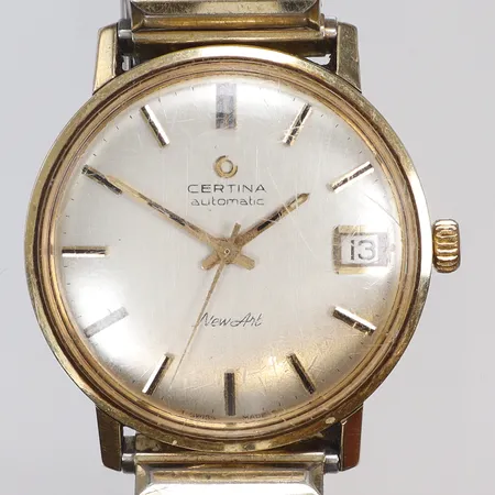 Herrur Certina New Art Ø33mm, boett nr 5821.108 / 5942992 automat, datum, repigt glas, utbytt krona, flexlänk, repigt glas, gravyr (Götaverken), guld på stål, ca 1960-tal, slitage och repigt glas 