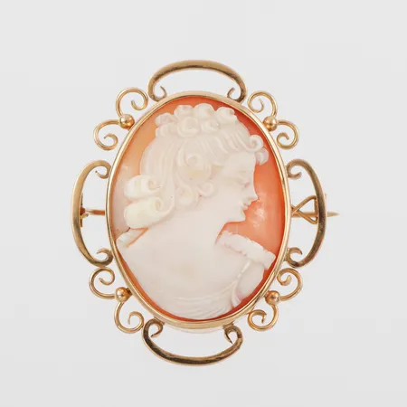 Brosch med camé, höjd ca 5 cm, 18k. Vikt: 15,4 g