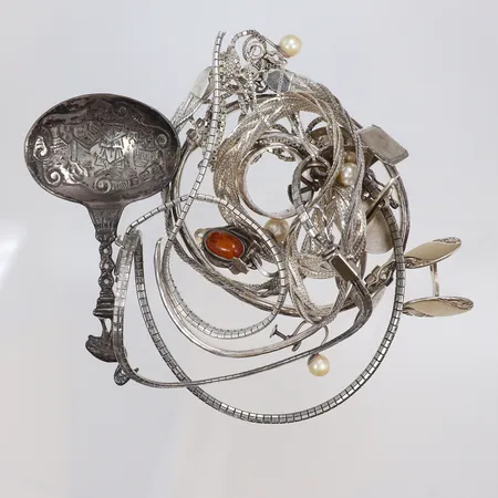 Diverse silver, delvis defekt, gravyr med pärlor silver 830-925/1000 Vikt: 117,6 g