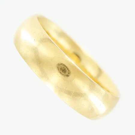 Ring, slät, stl 18½, bredd 5,5mm, gravyr, 18K Vikt: 7,9 g