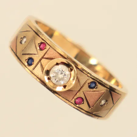 Ring med färgade stenar, stl 19¼, bredd ca 6,8mm, 9K Vikt: 4,8 g