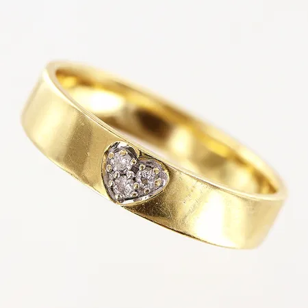 Ring, diamanter 3st totalt 0,05ctv enligt gravyr, stl 19, bredd 4mm, GHA, 18K.  Vikt: 4,7 g