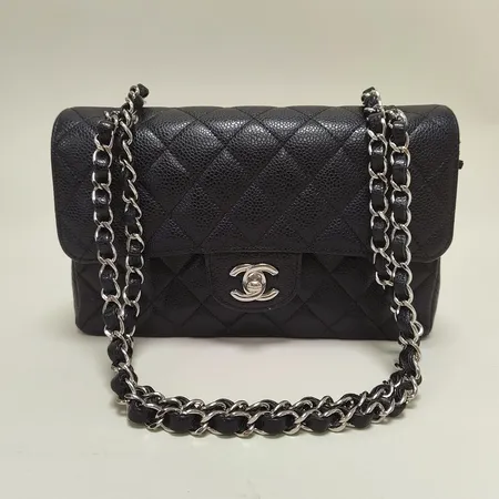Väska Chanel Sac Rabat, Kornigt kalvskinn, guldfärgad metall, mått 14,5x23x6cm, refnr: A01113-Y01864-C3906, serienr: 28354722, mindre bruksslitage, mindre fläckar på insida, kvitto samt inköpesbevis från Chanel Frankrike Paris 2019, dustbag.