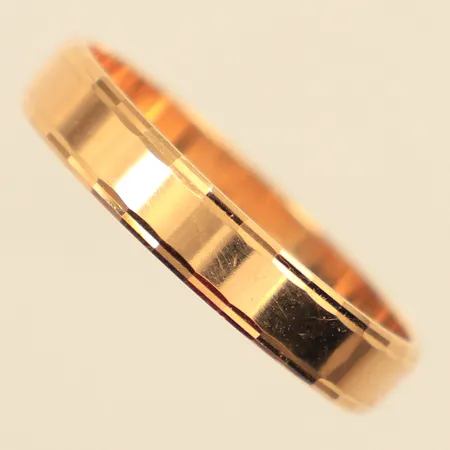 Ring, delvis hamrad dekor, stl 19¼, bredd ca 4mm, gravyr, 18K Vikt: 3,2 g