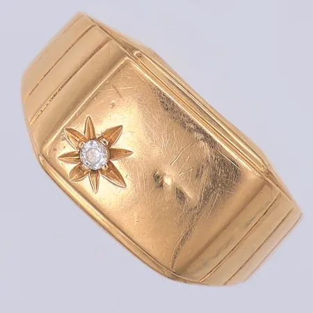 Klackring, vit sten, stl 18, skev, liten buckla, 18K Vikt: 4,2 g