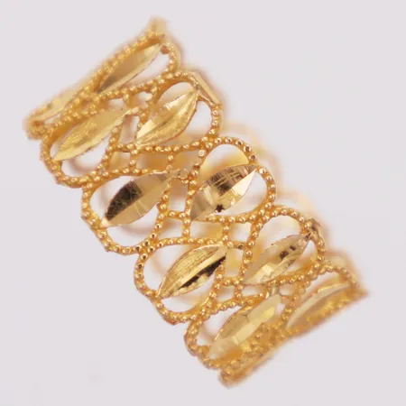 Ring, genombrutet mönster, stl 19¼, bredd 11mm, saknar stämplar, 21K  Vikt: 2,7 g