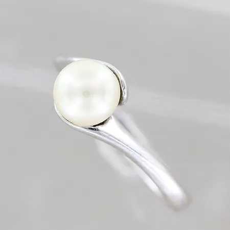 Ring, odlad pärla, stl 19¼, bredd 2-7mm, lagning på skena, limmad pärla, vitguld, 18K Vikt: 3,6 g