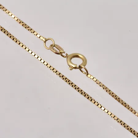 Kedja i 18K guld, 42,5cm, bredd 1mm, tillverkad av Balestra, vikt 4,38g.
