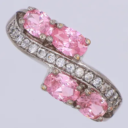 Ring, vita & rosa stenar, stl 18, defekt, skev, 10K Vikt: 3,9 g