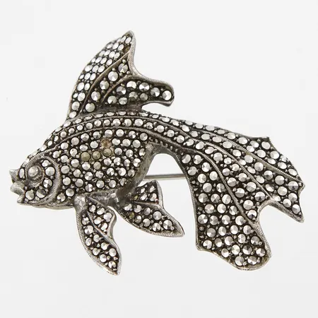 Brosch Fisk med markasiter, 42x36mm, saknar en sten, silver 830/1000 Vikt: 11,6 g