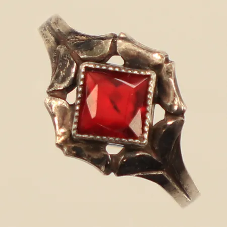 Ring med röd sten, stl 15½, bredd 1,7-10,5mm, 830/1000 silver  Vikt: 1,4 g