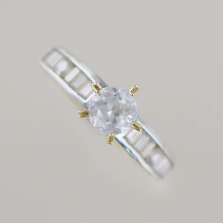 Ring med stenar, Ø 18mm, stenens bredd 5 mm, 18k Vikt: 3,3 g