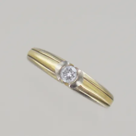 Ring med diamant 0,10ct, Ø 16¾ mm, bredd 4,3 mm,18K Vikt: 3,4 g