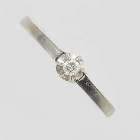 Ring, diamant 1 x ca 0,03ct, stl 15½, bredd 1,5-3,5mm, vitguld, repor, 18K Vikt: 1,6 g