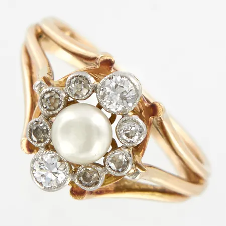 Ring med odlad pärla och diamanter med äldre slipning, ca 2x0,10ct & 6x0,03ct, stl 16¾. bredd framtill ca 12mm, höjd ca 10mm, 14K Vikt: 4,4 g