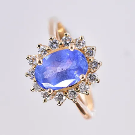 Ring med diamanter ca 14x0,02ct och en lila sten, stl 17, bredd skena 2 mm, 18K. Vikt: 4,8 g