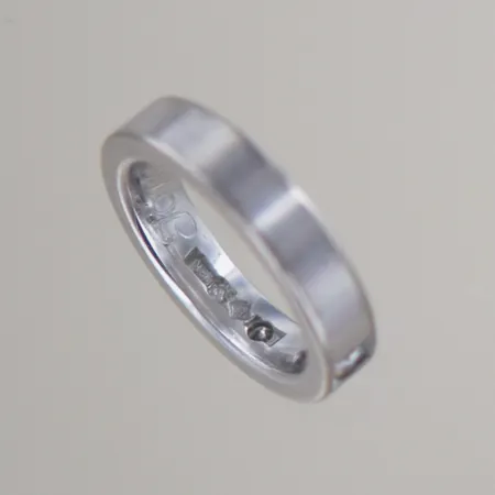 Alliansring med 3 diamanter 0,06ct st, Ø 15 mm bredd 4 mm. 18k graverad Vikt: 6,7 g