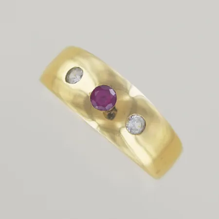 Ring 2 diamanter 0,08ct st + 1 rubin, Ø 22,25 mm bredd 5-9 mm, 18k Vikt: 7,1 g