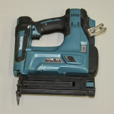 Dyckertpistol, Makita DBN 500, 18v, spiklängd 15-50mm, serie-nr 132290, från 2022, saknar batteri, ej funktionstestad. Skickas med postpaket.