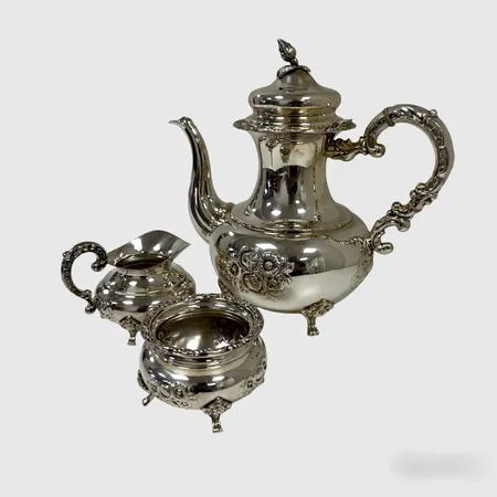 Kaffeservis, tre delar bestående av mjölkkanna, sockerskål samt kaffekanna, rokokostil, höjd: 5-21cm, kaffekannans knopp skev, sterling silver 925/1000, 722,5g.