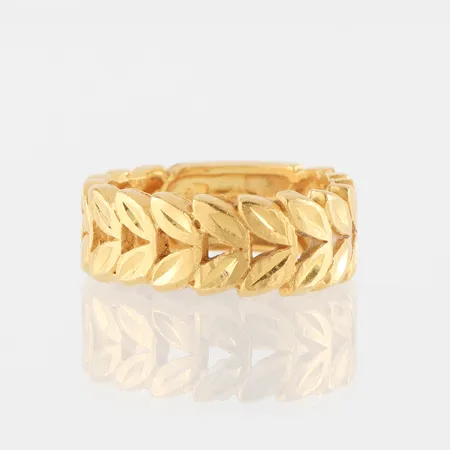 Ring ojämn form, storlek ca 17 mm, bredd 7.6 mm, 23k, thai. Vikt: 7,6 g