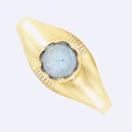 Ring, blå sten, stl 17½, bredd 1,5-8mm, skev skena, 18K.  Vikt: 1,1 g