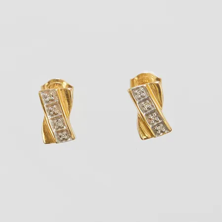 Ett par örhängen, diamanter 8 x ca 0,0025ct, längd ca 9mm, bredd 5,5mm, GHA, 18K Vikt: 2,1 g