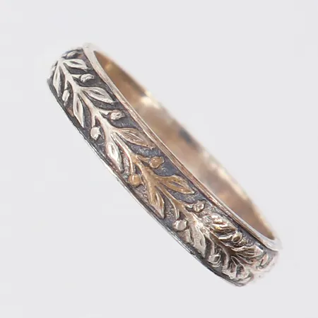 Ring med dekor, stl: 16¾, bredd 3,6mm, silver 830/1000.  Vikt: 2,2 g