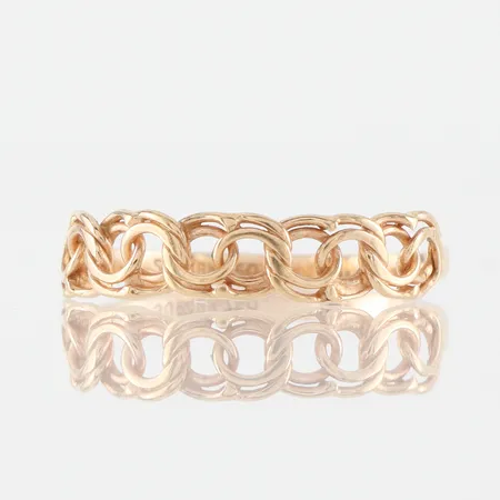 Ring Bismarck, storlek ca 18 mm, bredd 1.5-3.9 mm, 18k. Vikt: 0,8 g