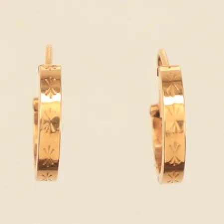 Ett par örhängen, Ø ca 14mm, bredd ca 2,4mm, 18K Vikt: 1,2 g