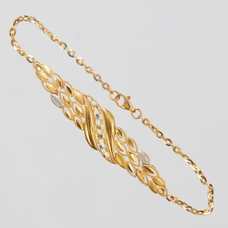 Armband, trefärgad, genombruten dekor, längd ca 19cm, bredd 1,5-13mm, 21K Vikt: 6,7 g