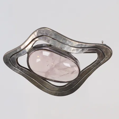 Brosch med rosa sten, troligen rosenkvarts, 42x28mm, VJ, (Janson Guldvaru Ab Victor, Lindesberg 1965), böjd nål, silver 830/1000 Vikt: 7,6 g