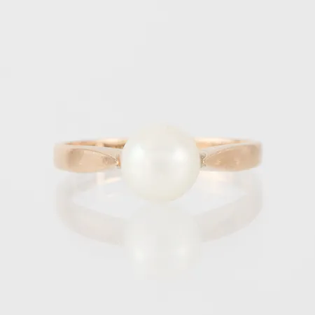 Ring med pärla, K&EC Göteborg, storlek 17 mm, bredd 1.8-6.9 mm, 18k. Vikt: 2,5 g