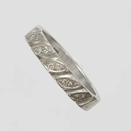 Ring, diamanter 10 x ca 0,01ct, stl 16¾, bredd 3,5mm, vitguld, 18K Vikt: 4,4 g